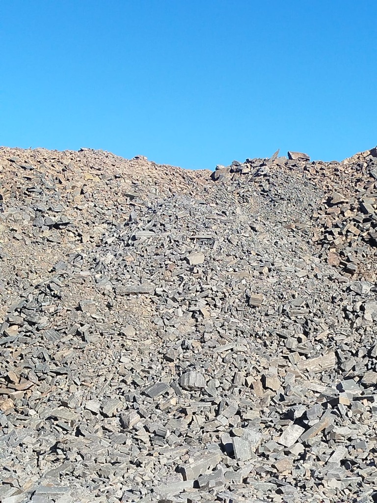 Monte de pedra rachão em estado bruto na pedreira da Cascalheira Gallon