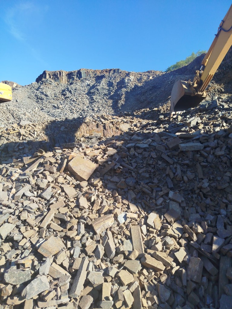 Pedra rachão da Cascalheira Gallon em estado bruto